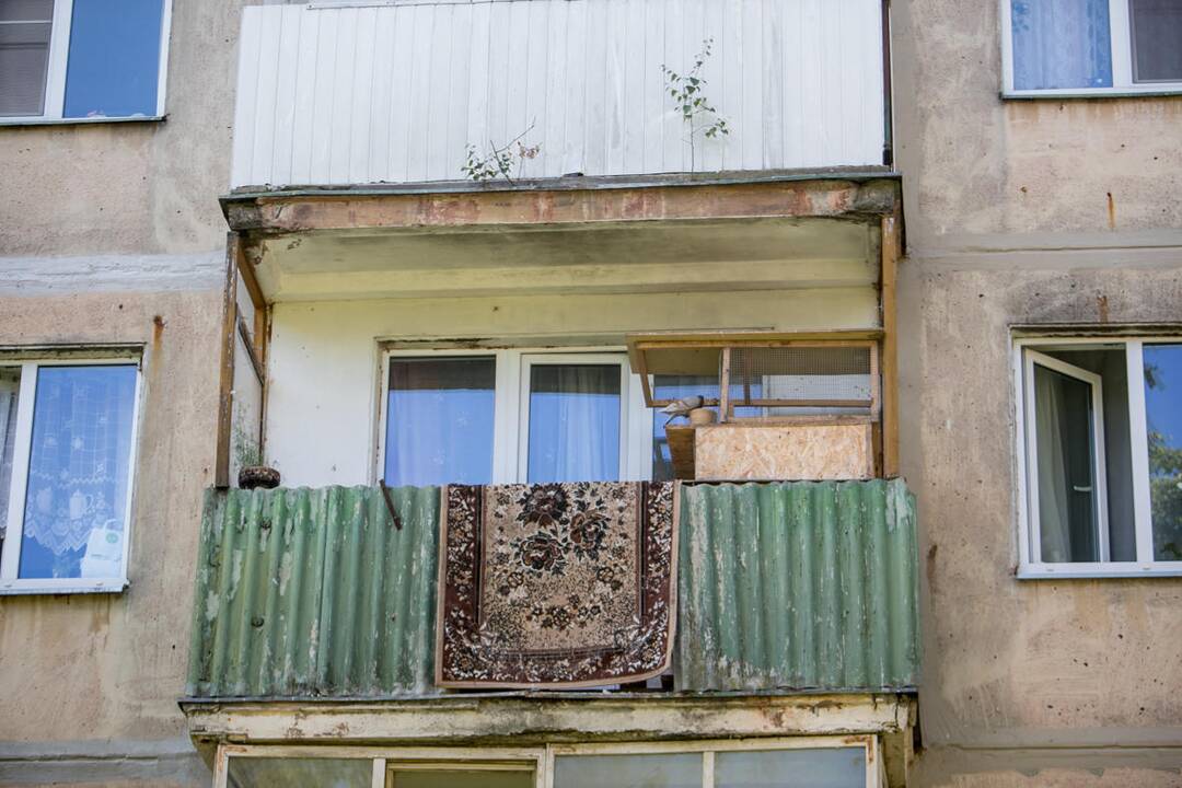 Kauno daugiabučio sienoje atsivėrė didžiulis plyšys
