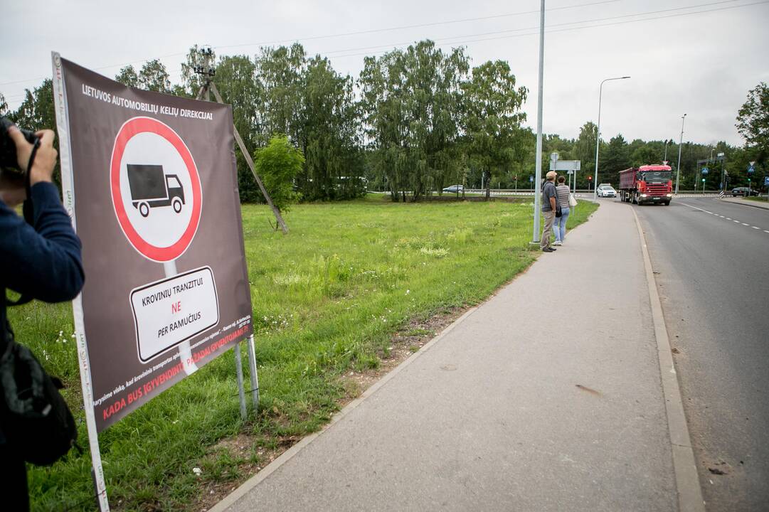 Protesto akcija prieš sunkiasvorius automobilius