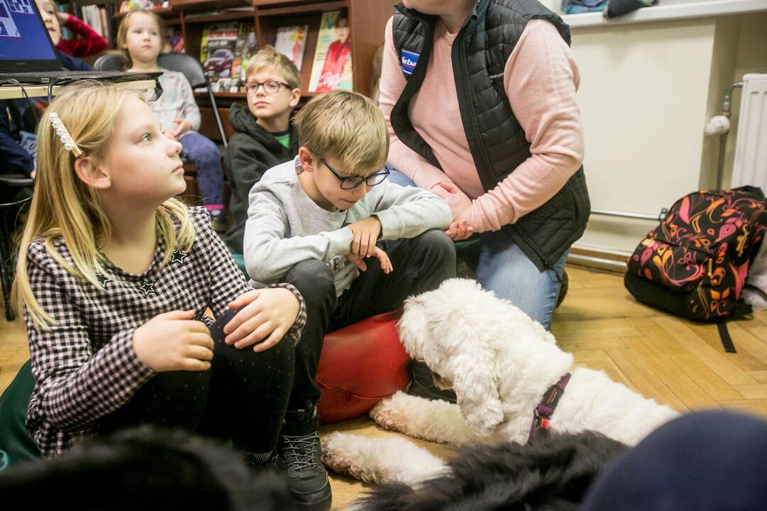 Bibliotekoje - skaitymai su šunimi