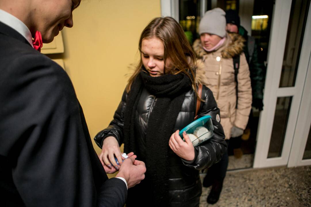 Mokyklose – atminimo žvakelės ir dainos Sausio 13-ajai paminėti