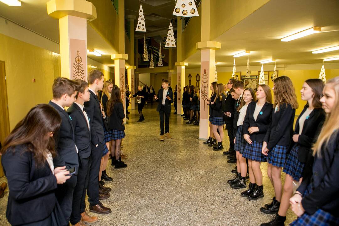 Mokyklose – atminimo žvakelės ir dainos Sausio 13-ajai paminėti