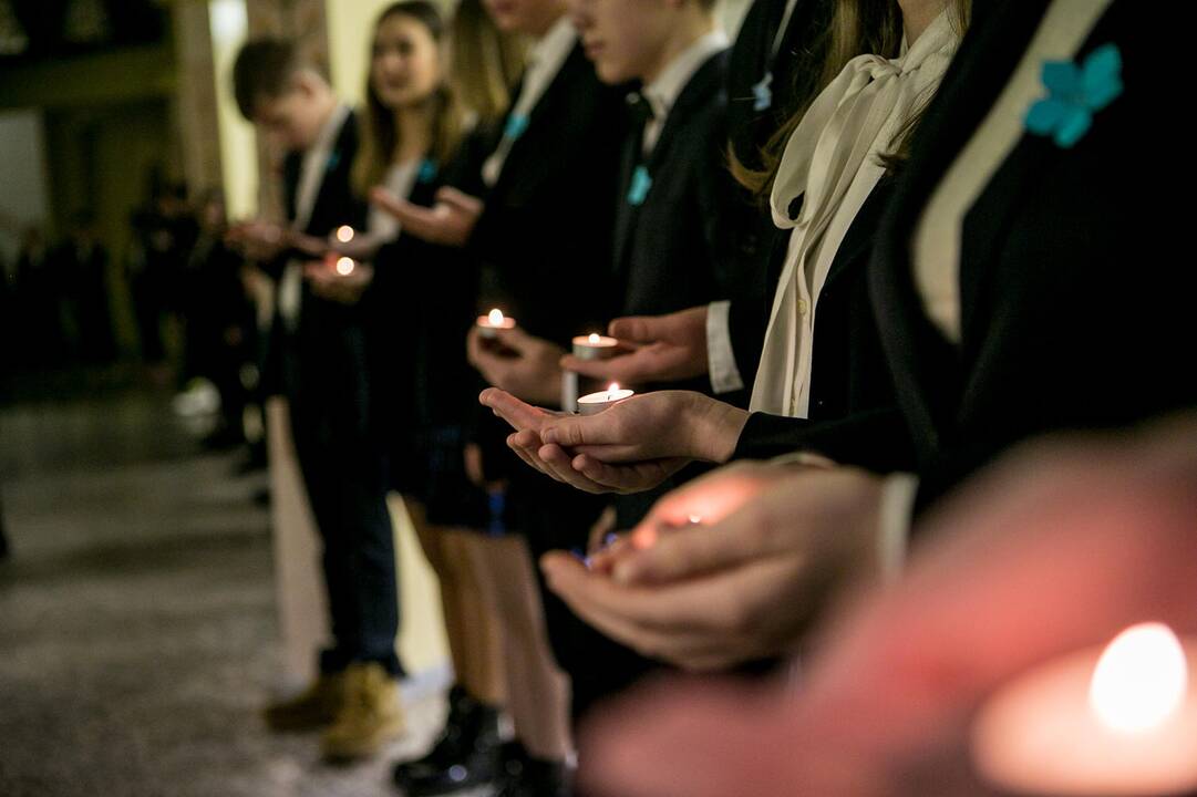 Mokyklose – atminimo žvakelės ir dainos Sausio 13-ajai paminėti