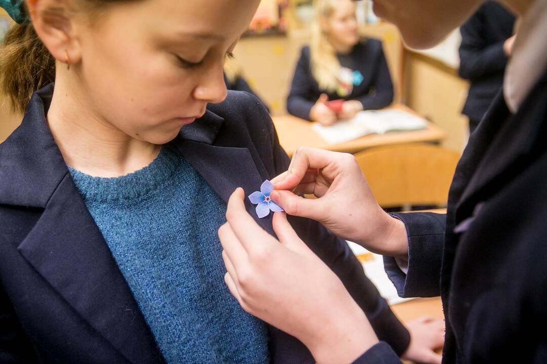 Mokyklose – atminimo žvakelės ir dainos Sausio 13-ajai paminėti