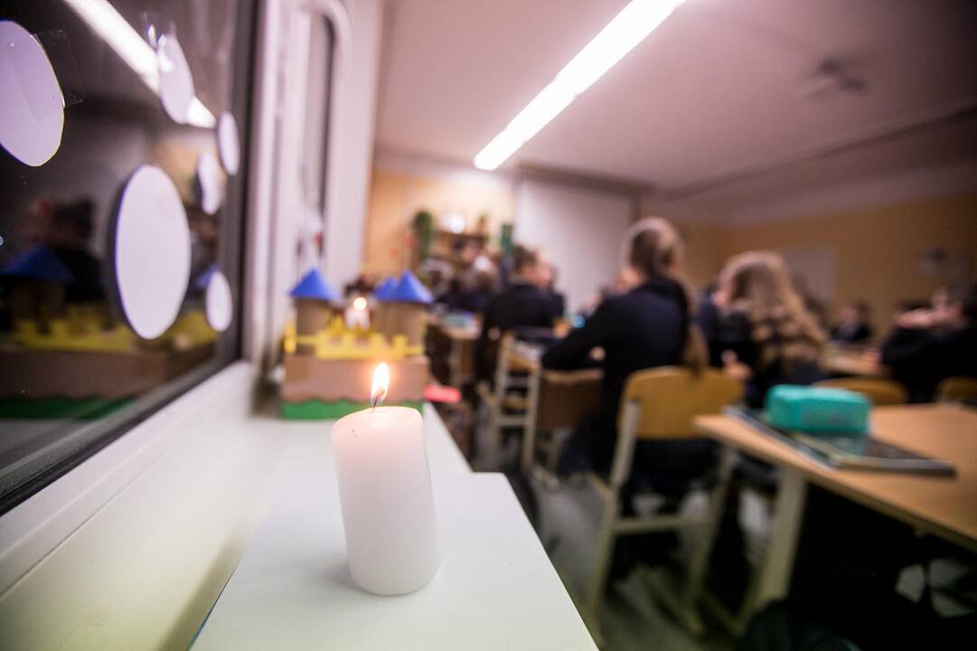 Mokyklose – atminimo žvakelės ir dainos Sausio 13-ajai paminėti