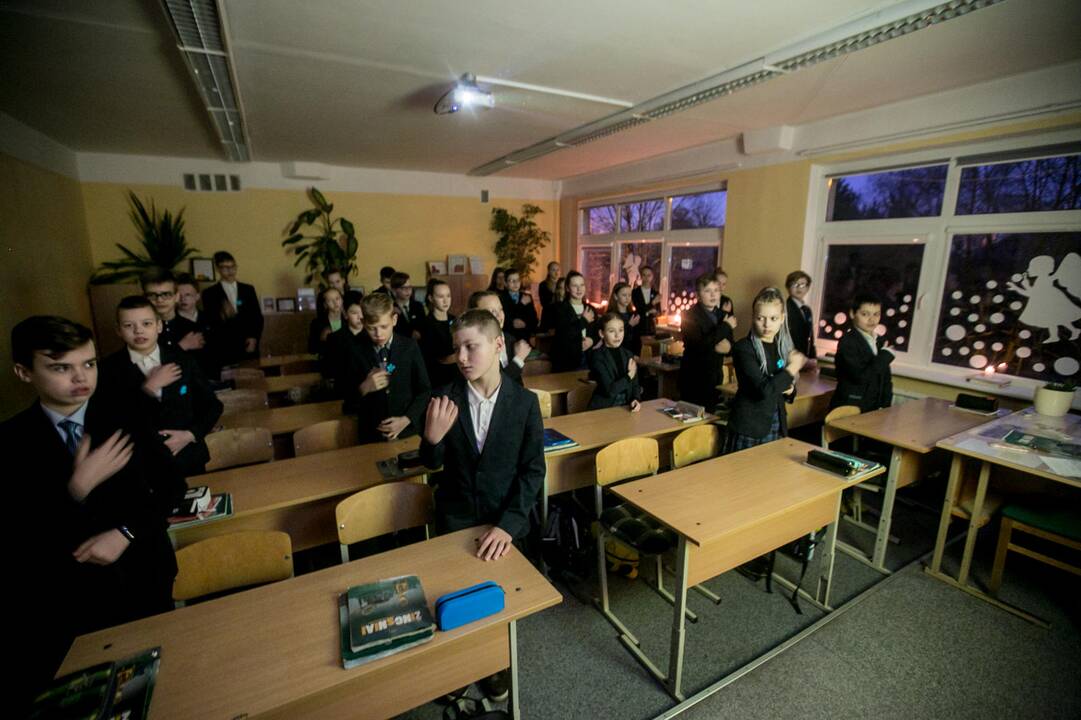 Mokyklose – atminimo žvakelės ir dainos Sausio 13-ajai paminėti