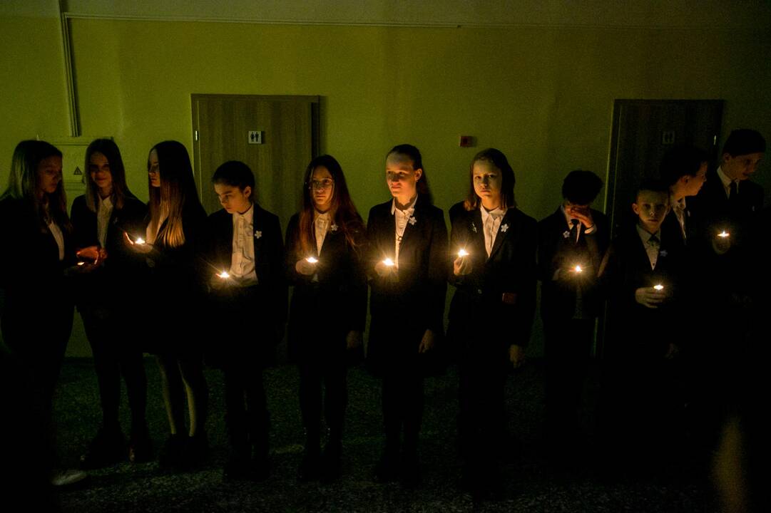 Mokyklose – atminimo žvakelės ir dainos Sausio 13-ajai paminėti