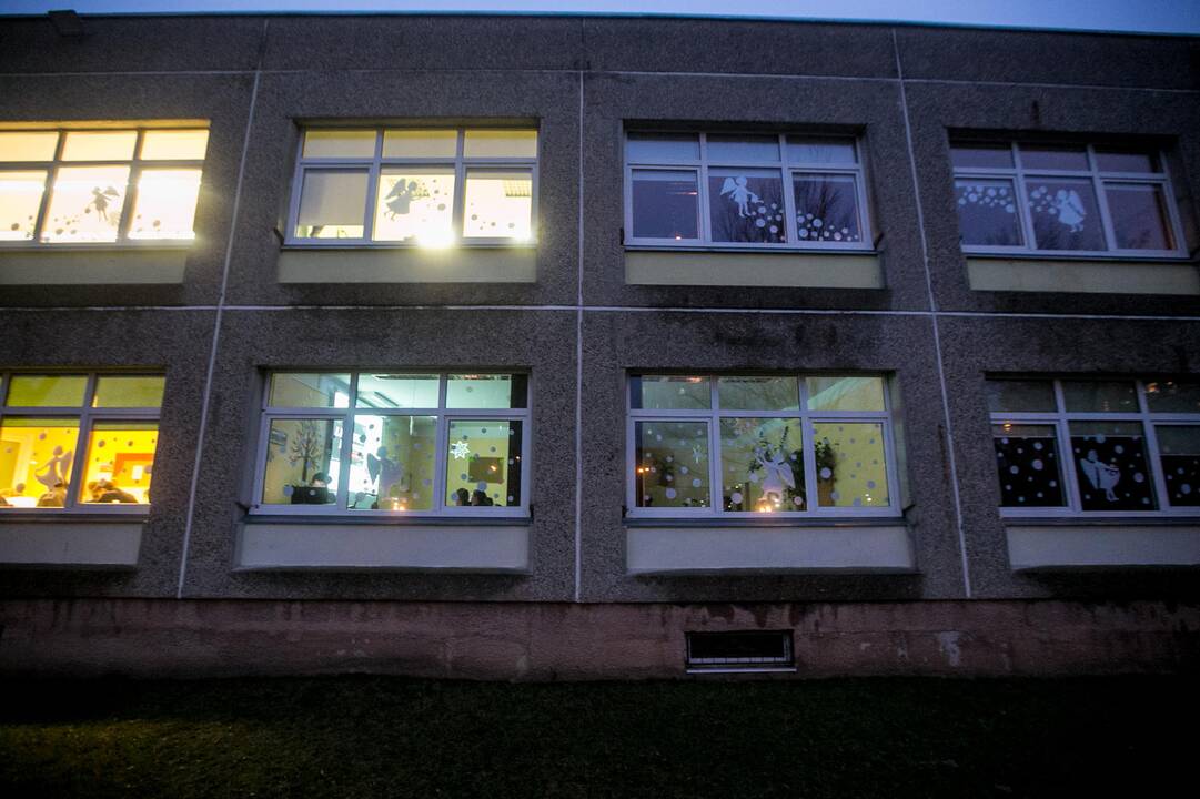 Mokyklose – atminimo žvakelės ir dainos Sausio 13-ajai paminėti