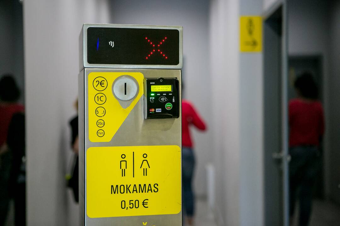 Mokėję už tualetą liko be grąžos