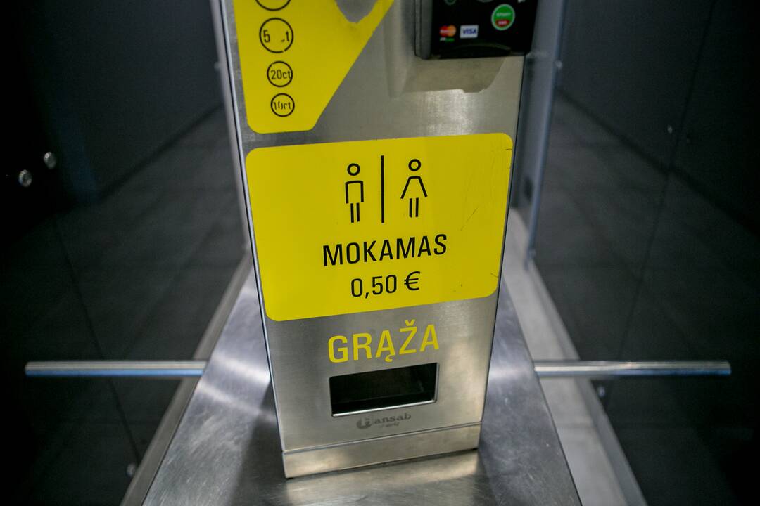 Mokėję už tualetą liko be grąžos
