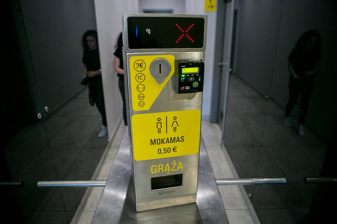 Mokėję už tualetą liko be grąžos