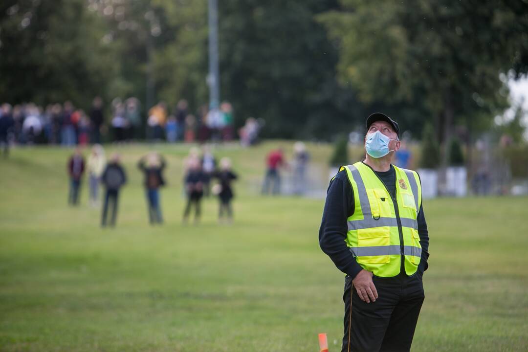 Nusileidimas su rekordinio 300 m2 dydžio vėliava