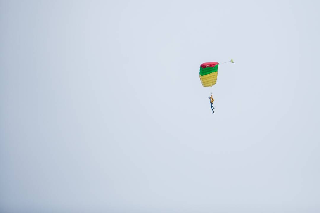 Nusileidimas su rekordinio 300 m2 dydžio vėliava