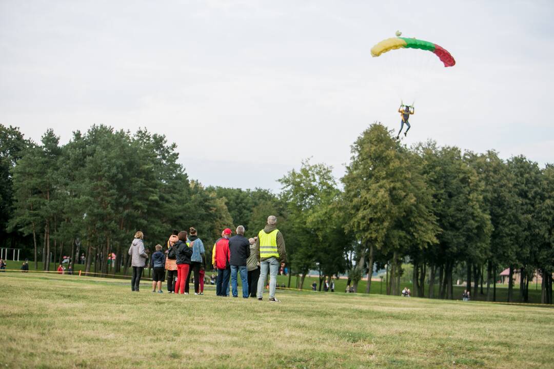 Nusileidimas su rekordinio 300 m2 dydžio vėliava