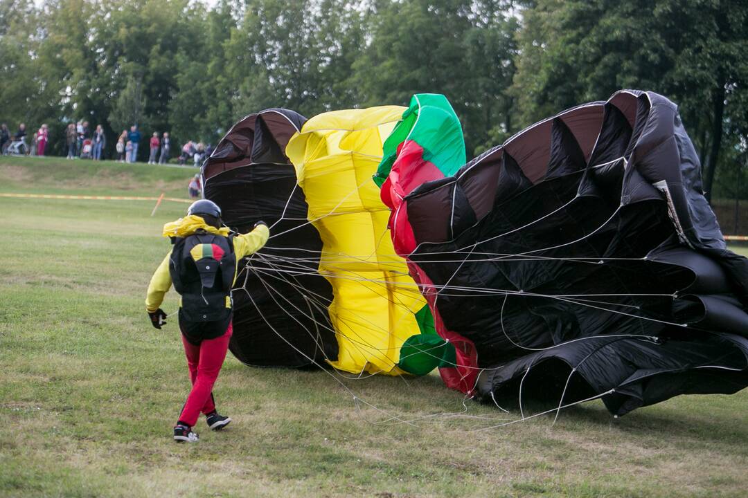 Nusileidimas su rekordinio 300 m2 dydžio vėliava