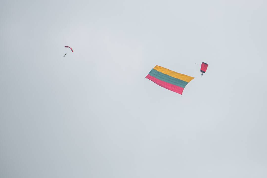 Nusileidimas su rekordinio 300 m2 dydžio vėliava