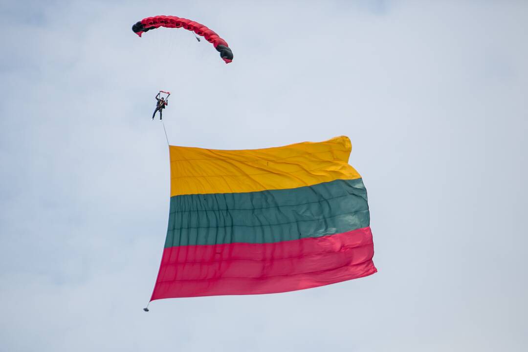 Nusileidimas su rekordinio 300 m2 dydžio vėliava