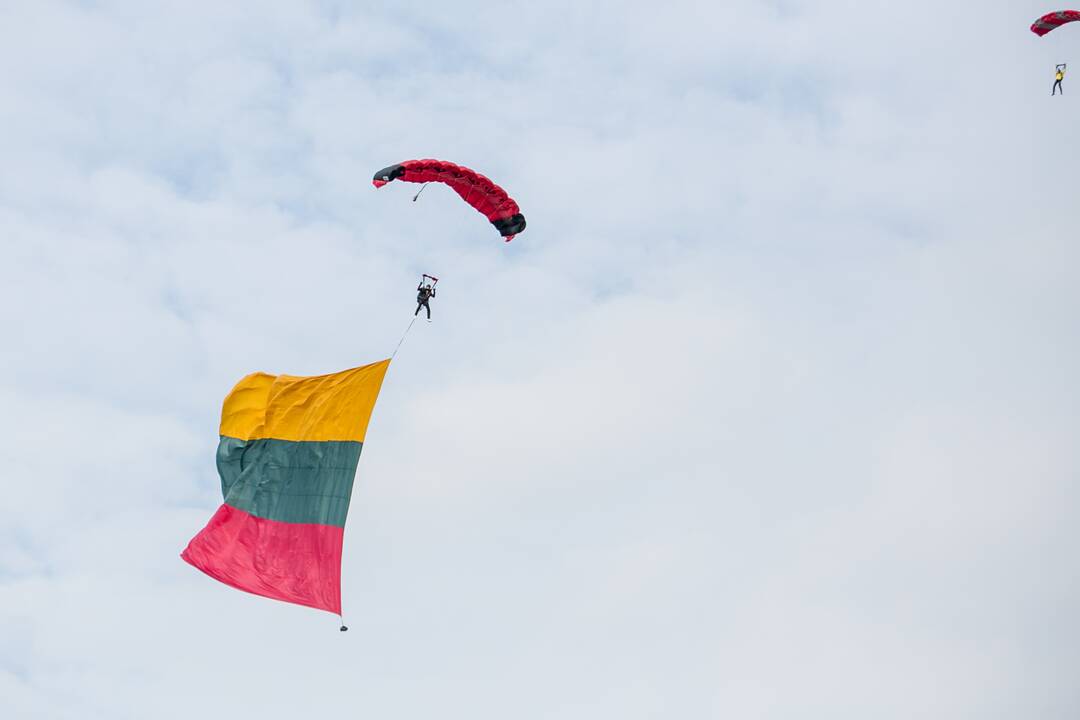 Nusileidimas su rekordinio 300 m2 dydžio vėliava