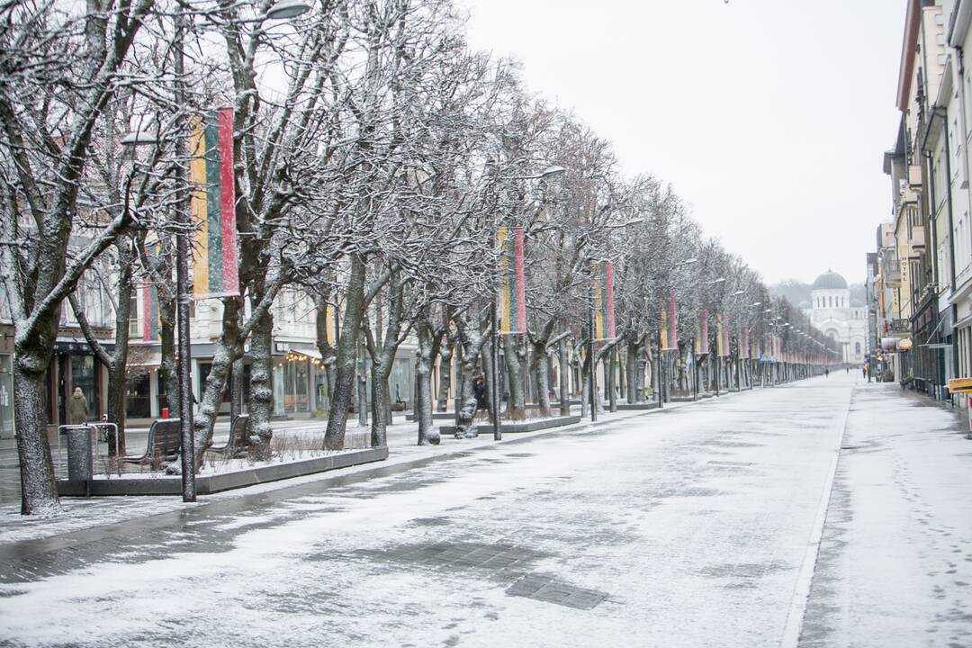 Sekmadienį Kauną nuklojo sniegas