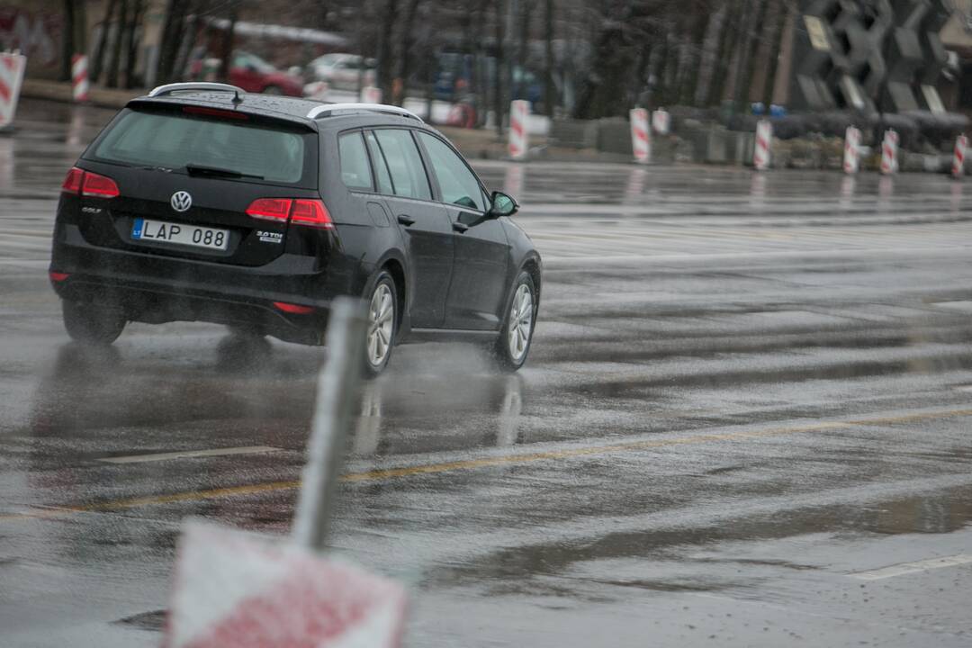 Sekmadienį Kauną nuklojo sniegas