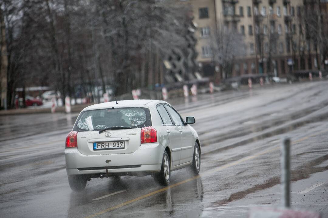 Sekmadienį Kauną nuklojo sniegas