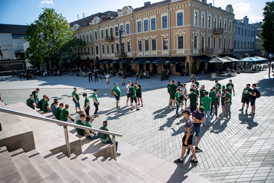 „Žalgirio“ sirgalių eisena prieš LKL finalo rungtynes