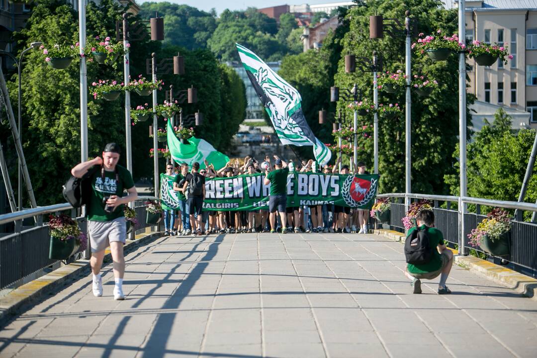 „Žalgirio“ sirgalių eisena prieš LKL finalo rungtynes