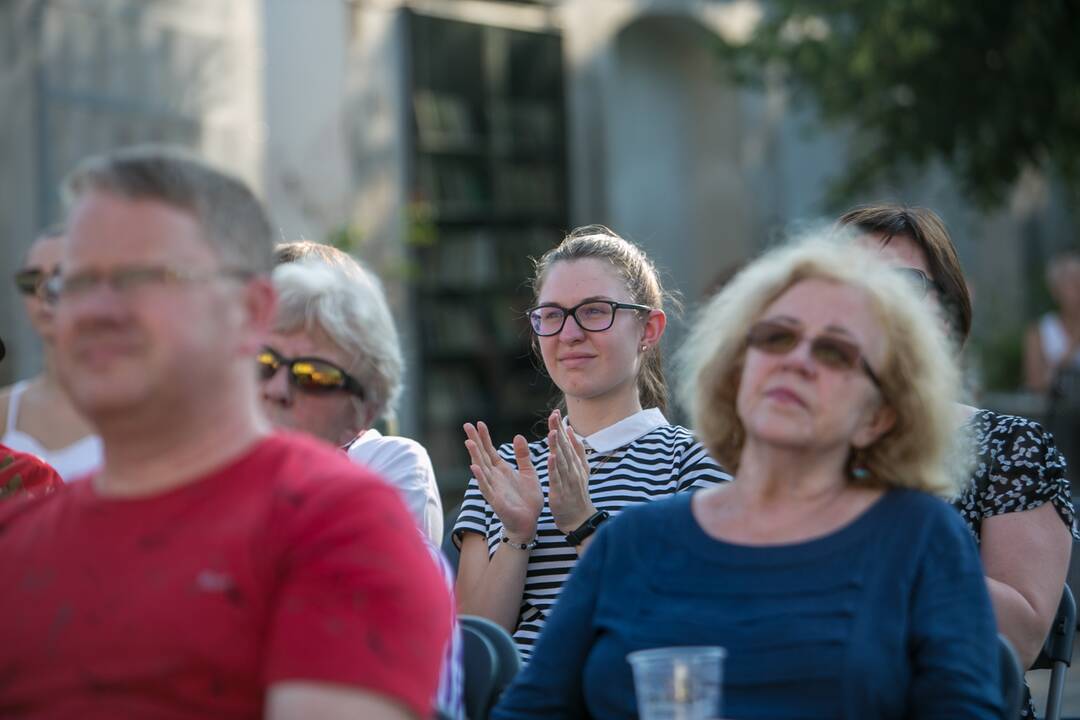 ,,Pažaislio liepų alėjos vakarai”: Andrius Kaniava ir grupė