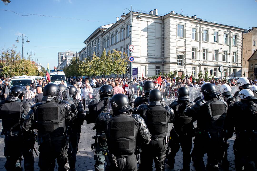Dalis mitinguotojų iš Katedros aikštės patraukė link Seimo