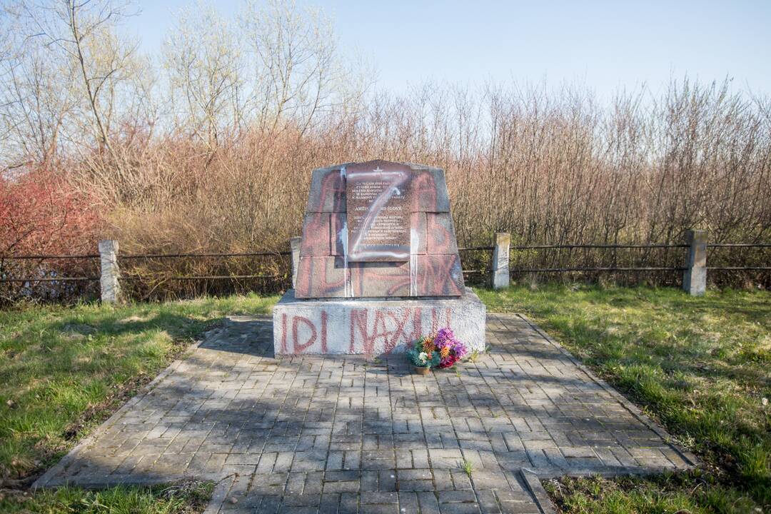 Kauno kapinėse dažais apipaišytas sovietinis paminklas