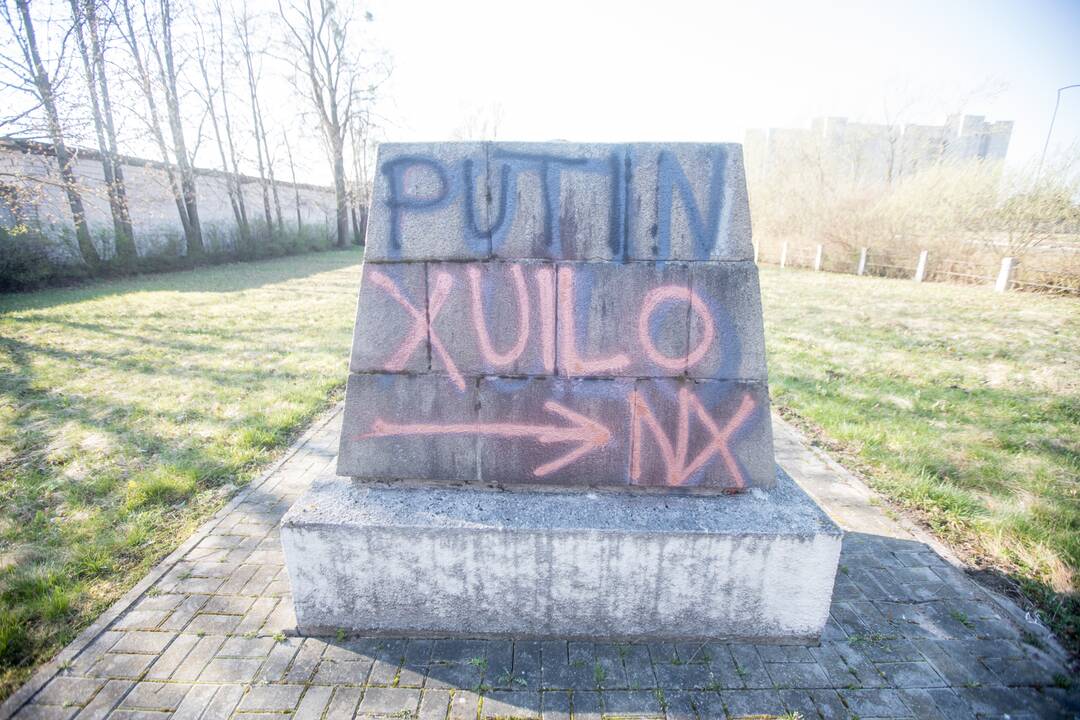 Kauno kapinėse dažais apipaišytas sovietinis paminklas