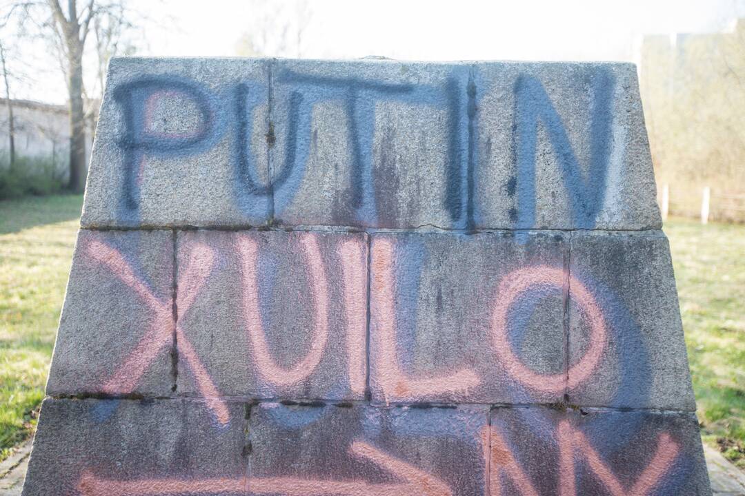 Kauno kapinėse dažais apipaišytas sovietinis paminklas