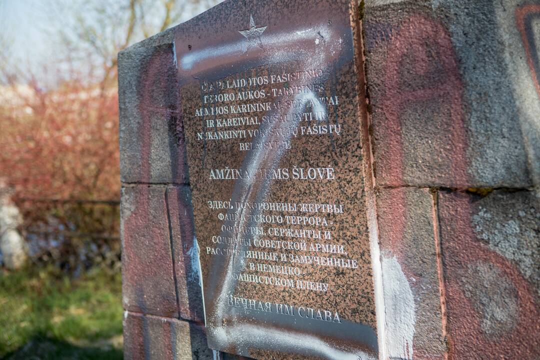Kauno kapinėse dažais apipaišytas sovietinis paminklas
