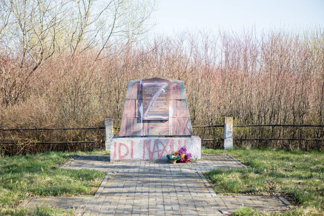 Kauno kapinėse dažais apipaišytas sovietinis paminklas