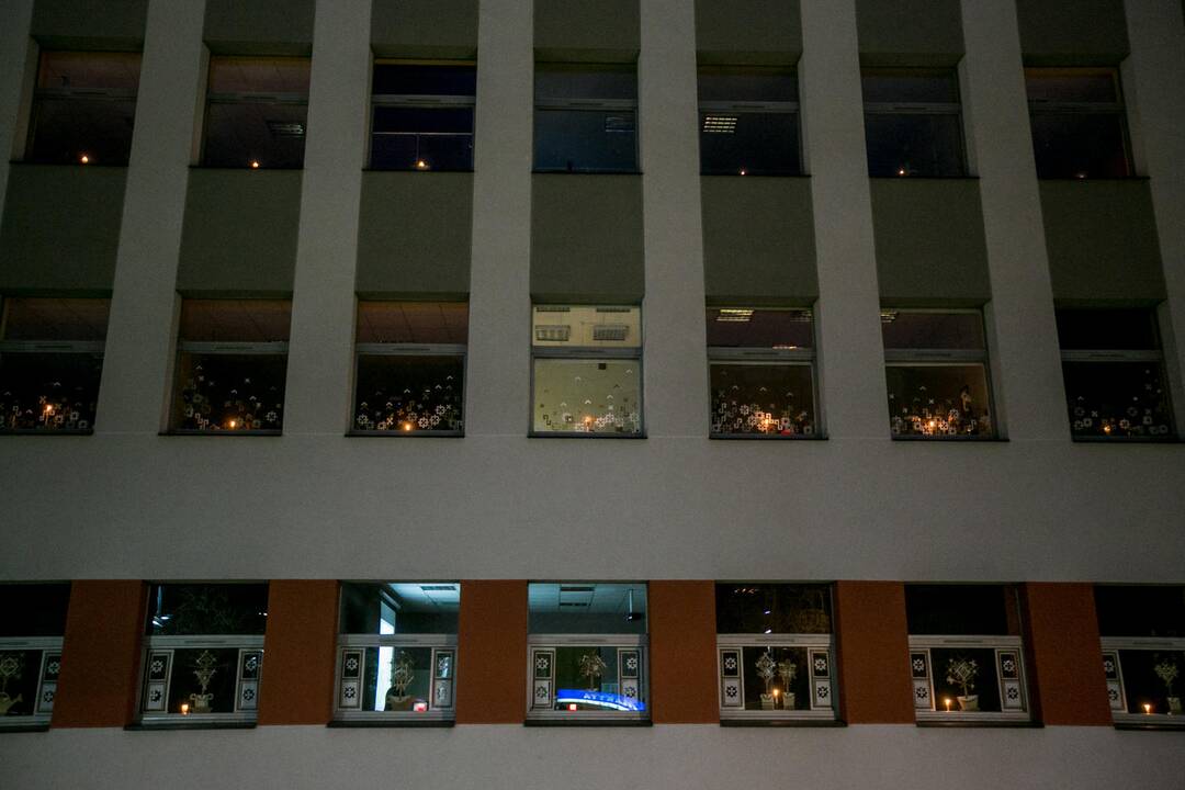 Moksleiviai mini sausio 13-ąją uždegdami žvakutes