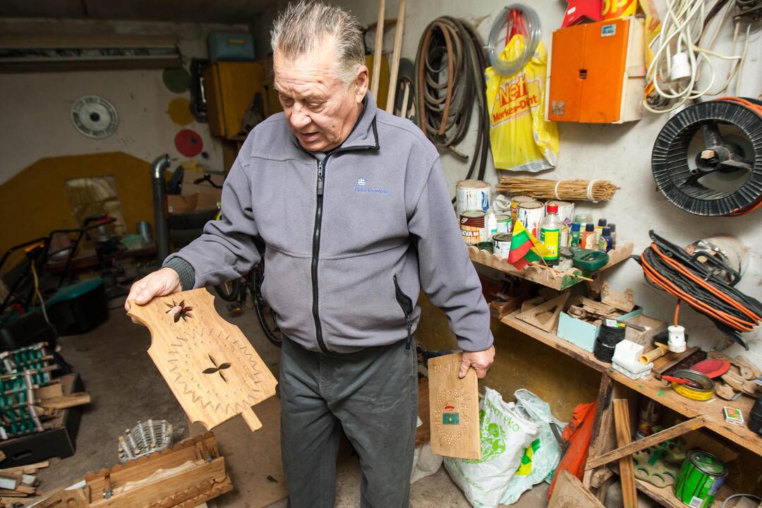Tautodailininko J.Klizo darbai  puošia Čekiškę