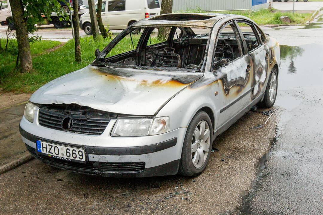 Alsėdžių g. sudegė „VW Passat“