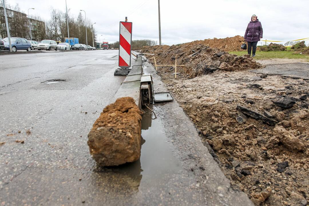 Partizanų gatvėje išguldyti elektros stulpai