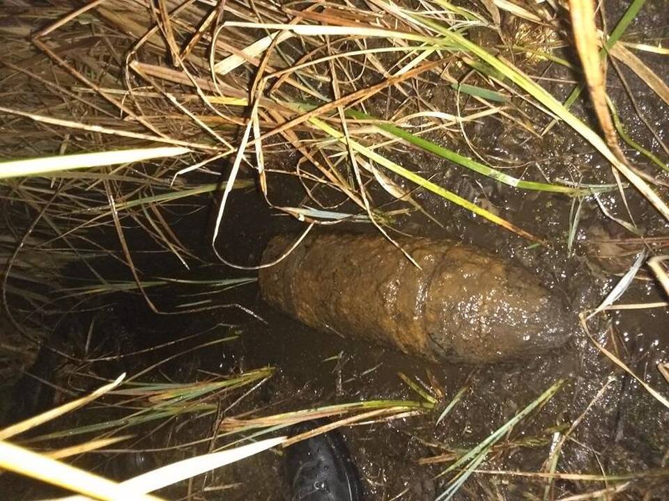 Pasieniečiams teko parą saugoti pavojingą sprogmenį
