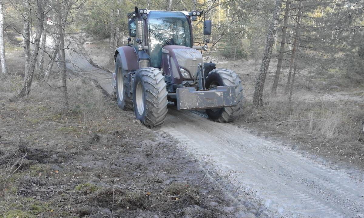 Urbo kalno Neringoje takai pradedami kloti specialia danga