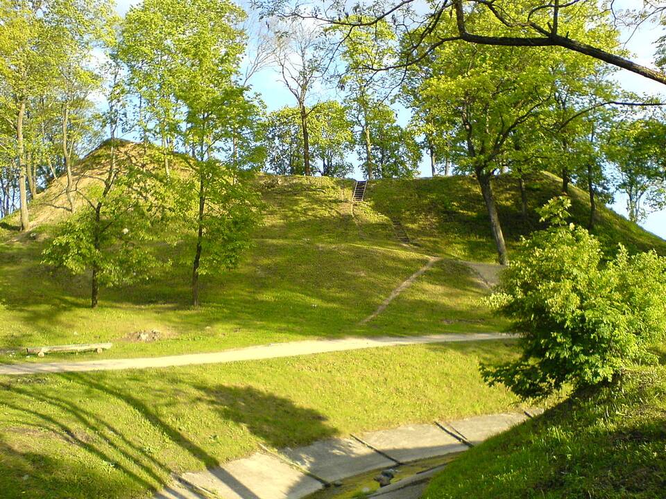 Ant Ukmergės Pilies kalno archeologai aptiko bokšto ir kitų pastatų liekanų