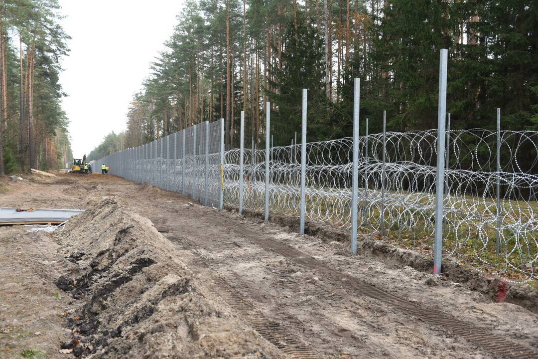 Pasienyje su Baltarusija sumontuoti pirmieji tvoros segmentai