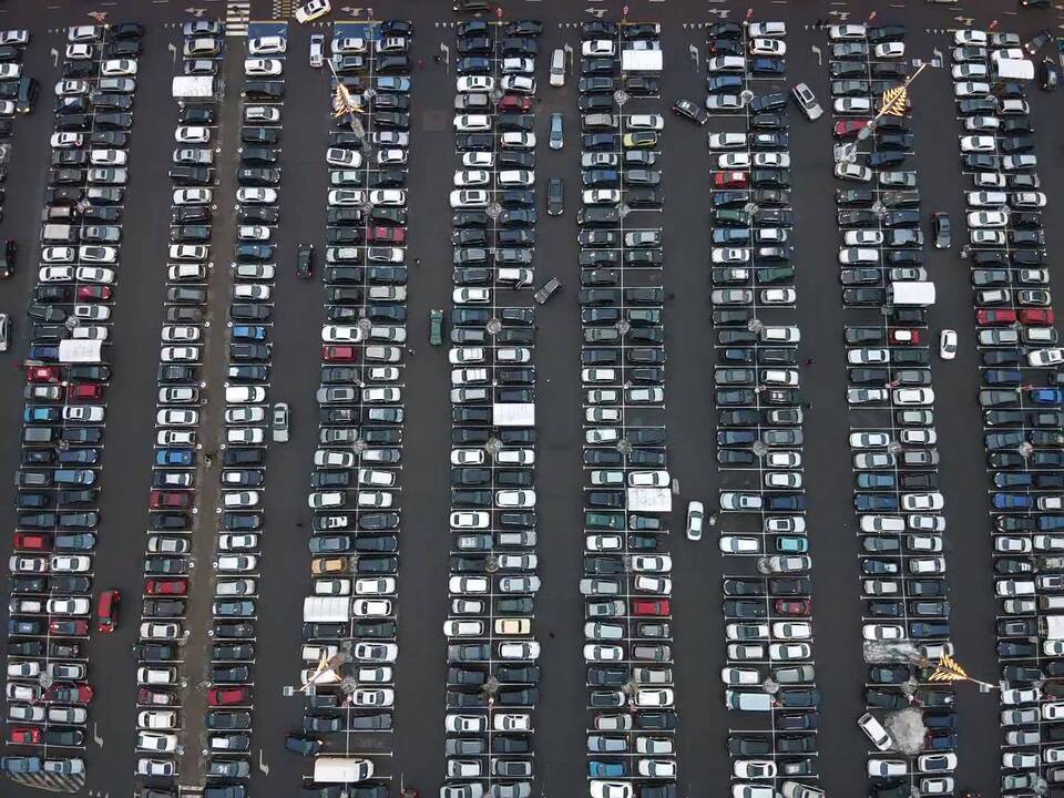 Pirkėjai apgulė Vilniaus „Akropolį“: automobilių stovėjimo aikštelė – sausakimša