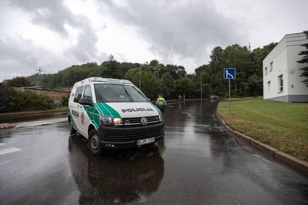 Policija prašo gyventojų pagalbos dėl automobilyje pašautos mažametės