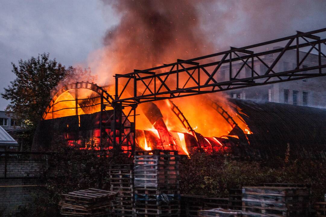 Eiguliuose užsidegė metalinis angaras