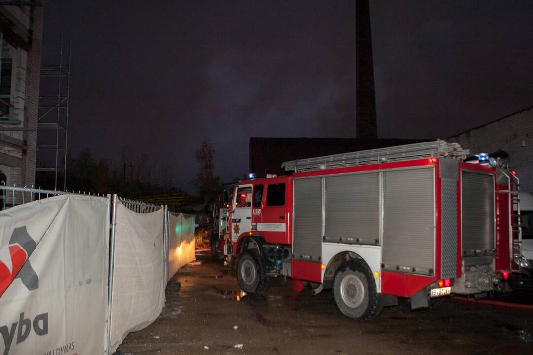 Eiguliuose užsidegė metalinis angaras