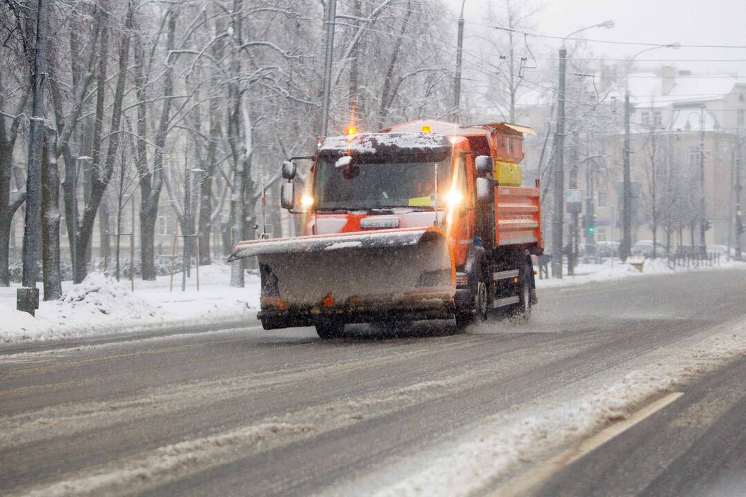 Naktį eismo sąlygas šalyje sunkins snygis