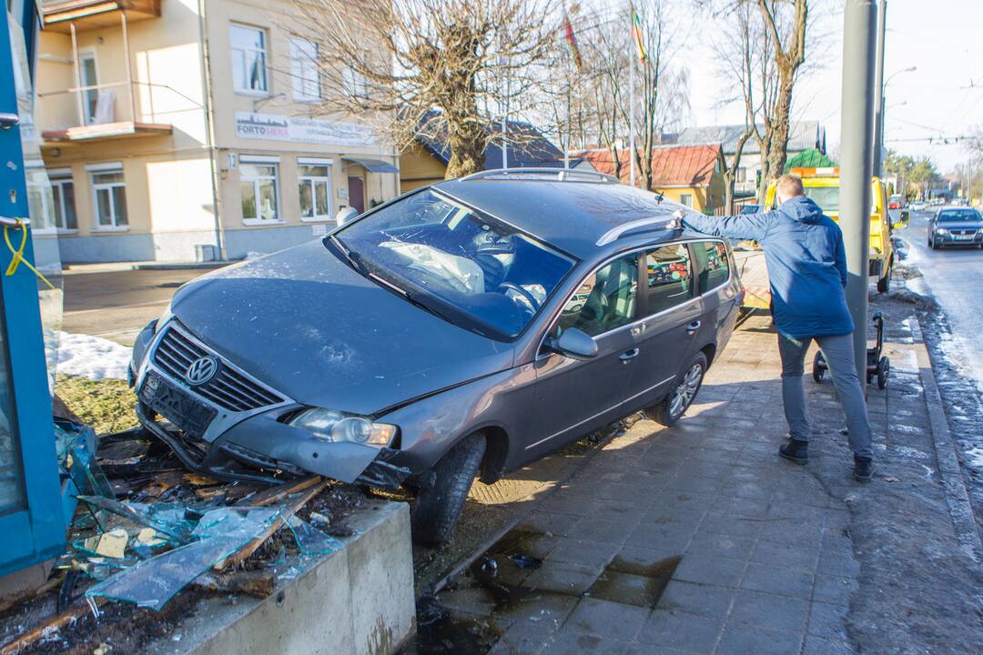 Žaliakalnyje automobilis rėžėsi į kioską