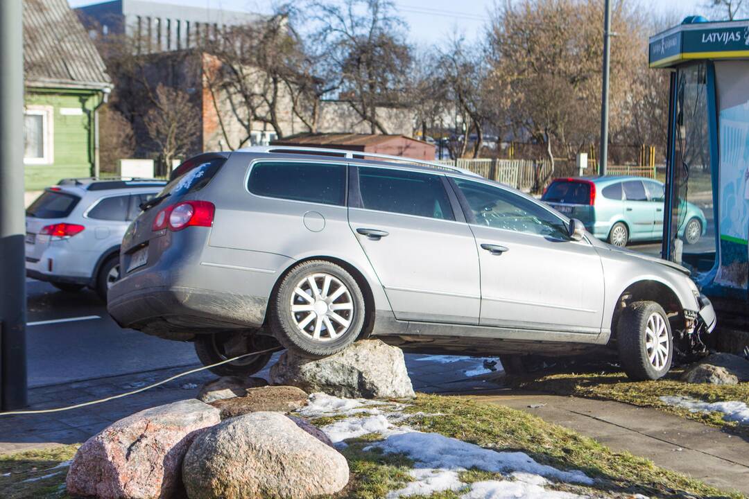 Žaliakalnyje automobilis rėžėsi į kioską