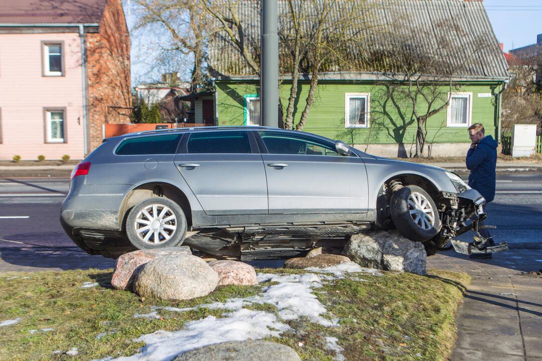 Žaliakalnyje automobilis rėžėsi į kioską