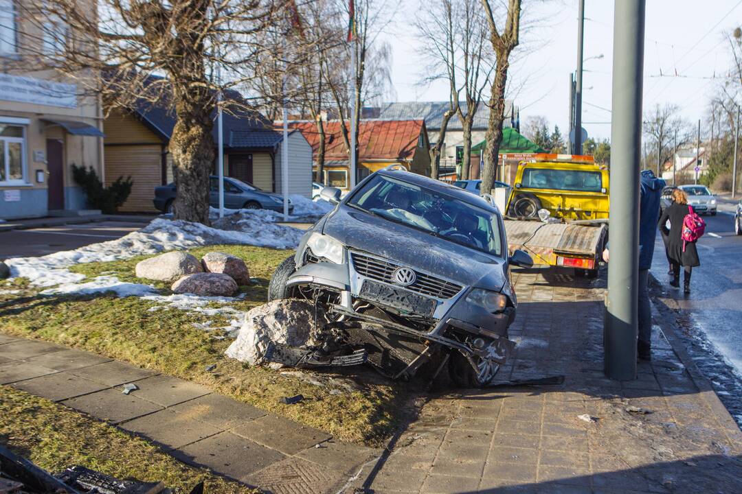 Žaliakalnyje automobilis rėžėsi į kioską